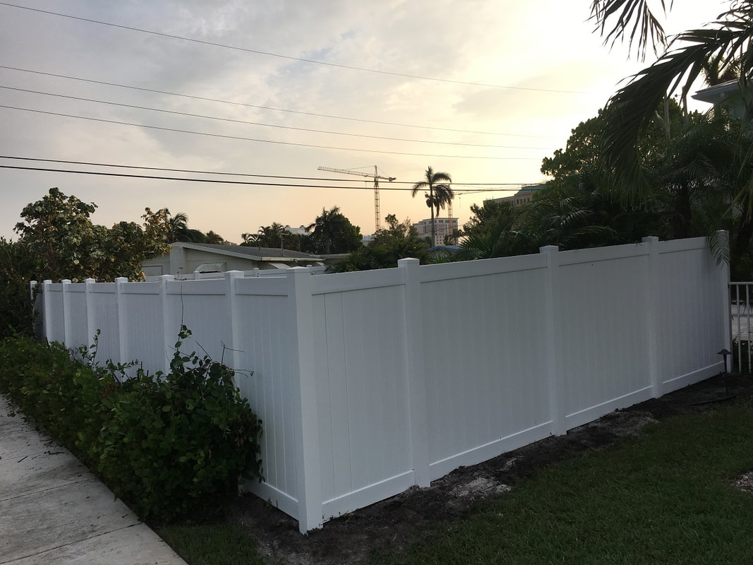 a white pvc fence in delray beach